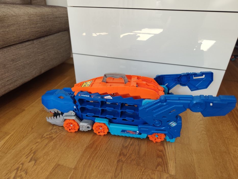HOT WHEELS T-REX MEGA Trandporter dinozaur 2w1 Tory Wyścigowe  + autka