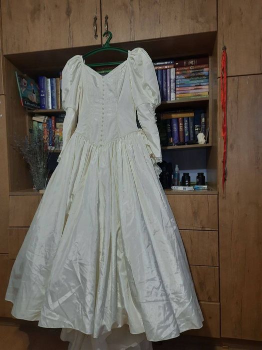 весільна біла бальна сукня пишна з рукавами буфами вінтажна театральна