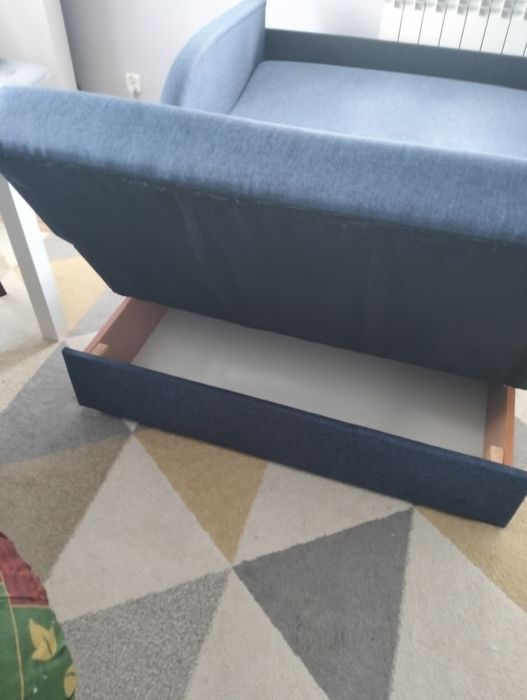 Sofa dwuosobowa.