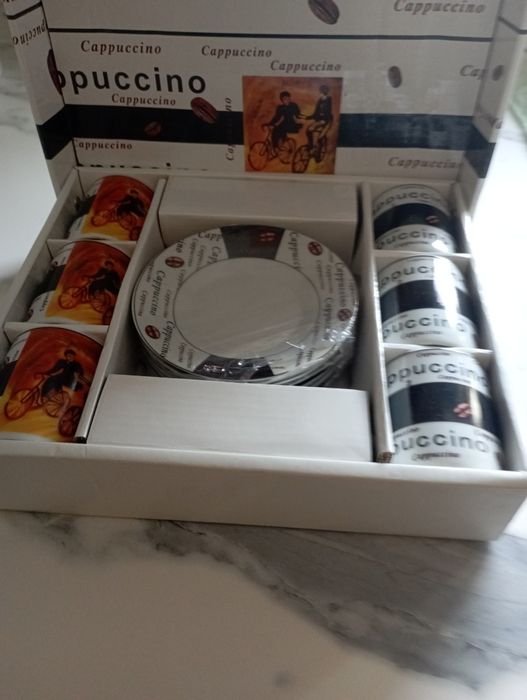 Vendo seis chávenas e pires de café novo na caixa