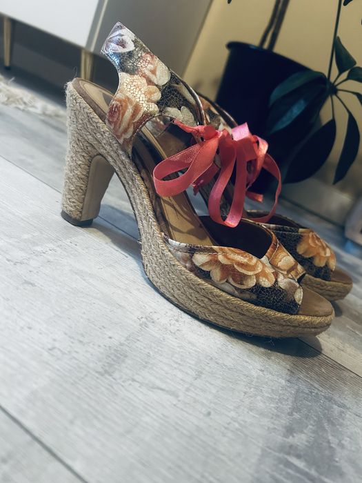 Sandały w kwiaty