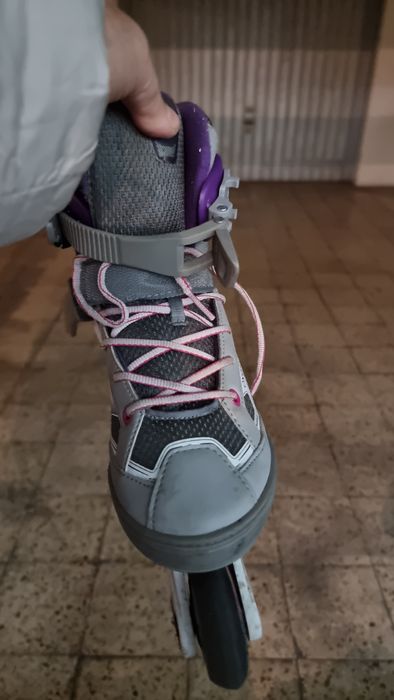 Dois pares de patins em linha