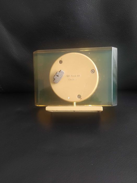 Relogio mecanico 8 dias, de secretária, em baquelite amarela. Anos 50.