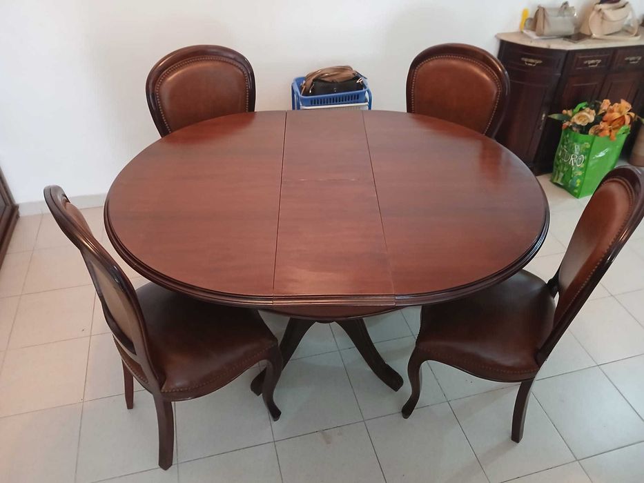 Mesa redonda extensivel classica e 4 cadeiras em pele