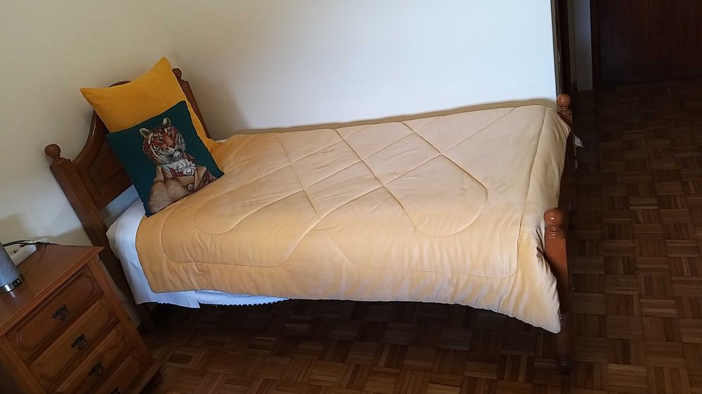 cama de solteiro com mesa cabeceira
e com colchão