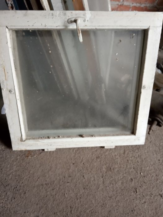 В наличии окна деревянные.