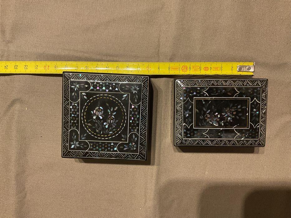 Duas peqeunas caixas chinesas lacadas com incrustações