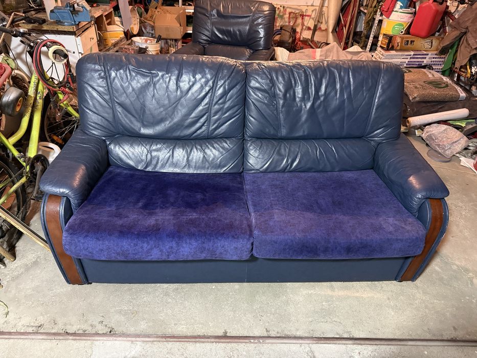 Vendo conjunto de 3 sofás em pele.