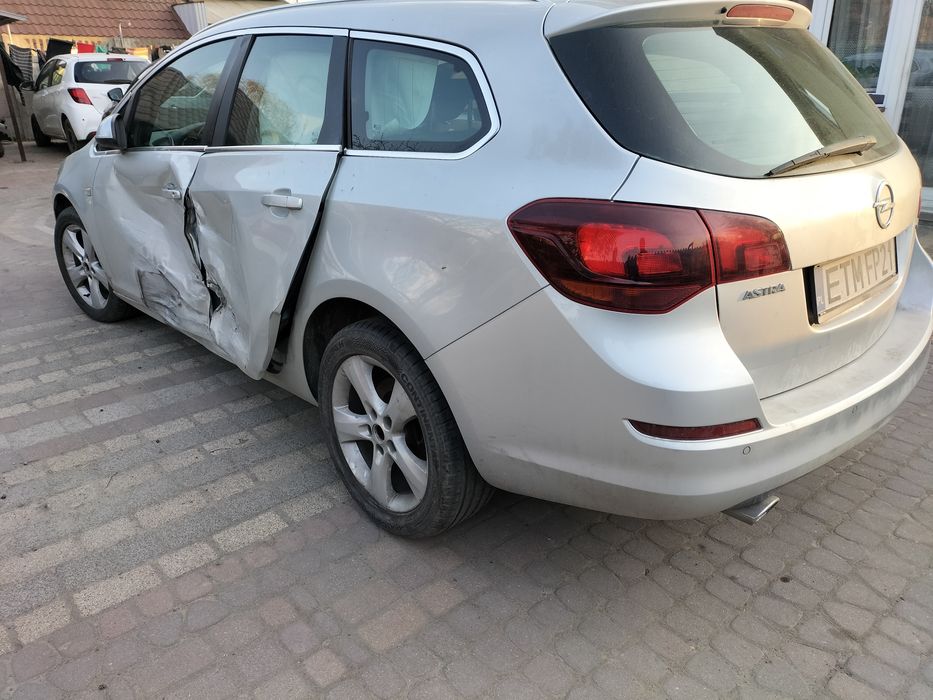 Opel Astra Pali jezdzi W całosci lub Czesci