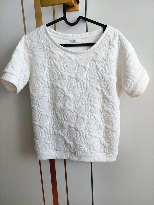 Bluzka teksturowana w kwiaty róże