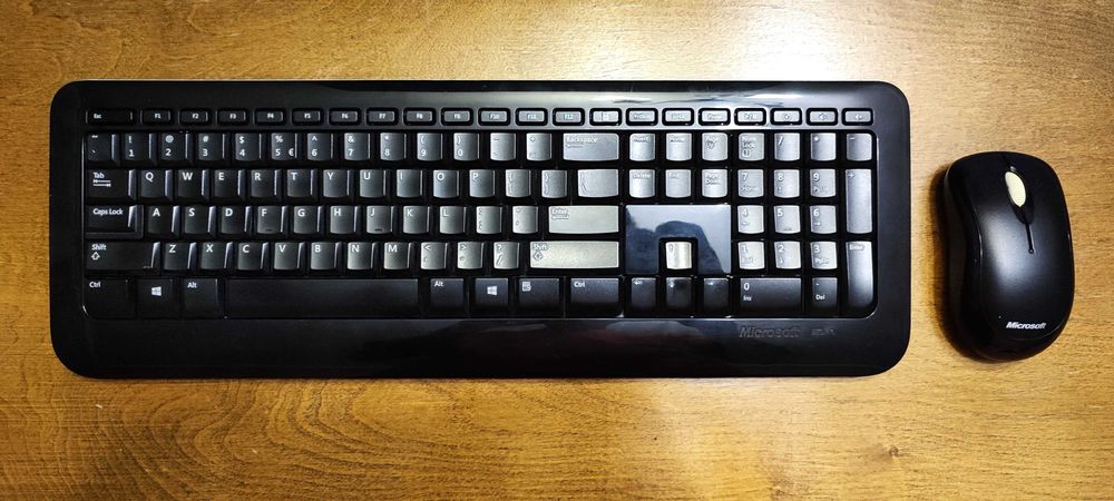 Komputer stacjonarny z klawiaturą