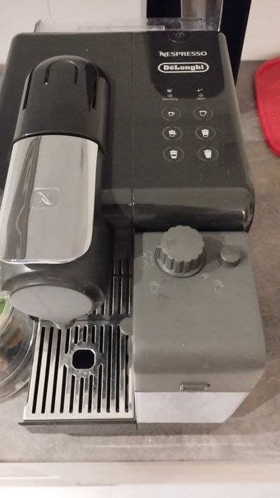 sprzedam ekspres na kapsułki nespresso deLonghi używany stan dobry