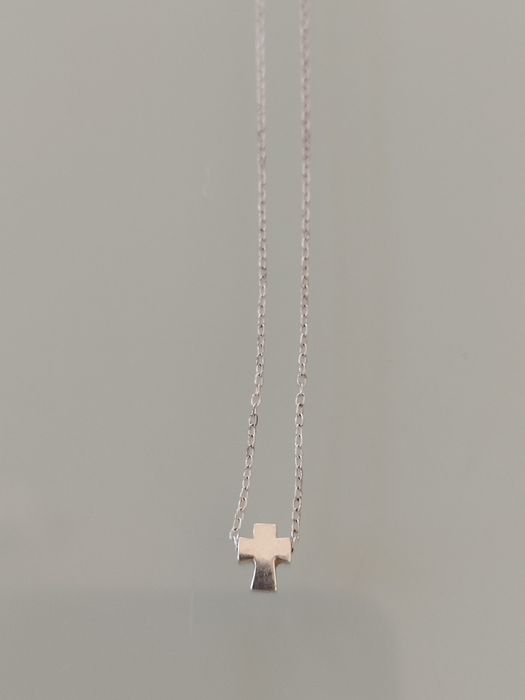 Lindo colar de prata com cruz