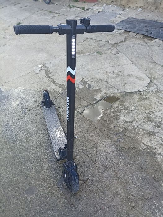 Електро самокат Midvey робить все став поїхав