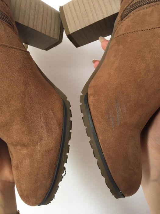 Brązowe botki na obcasie obcasy 39 Bershka zamszowe beżowe buty