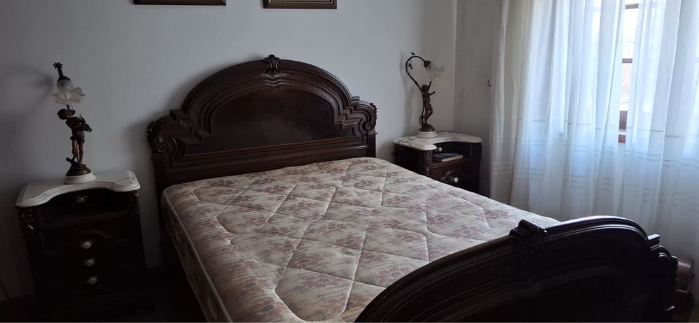 Jogo de quarto com duas mesas de cabeceira e comoda