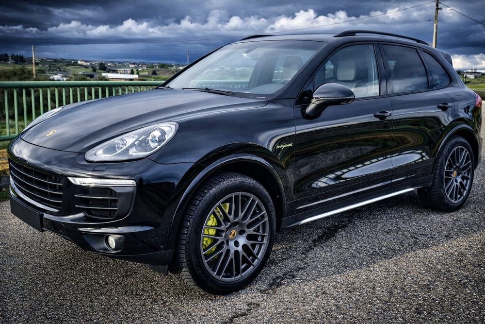 Porsche Cayenne E-Hybrid - 416 cv - SUV de luxo