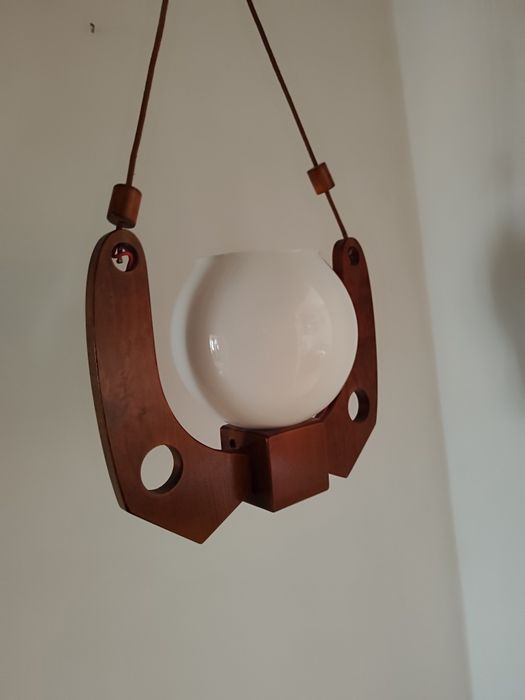 Stylowa lampa wisząca z czasów PRL-u z oryginalnym mlecznym kloszem