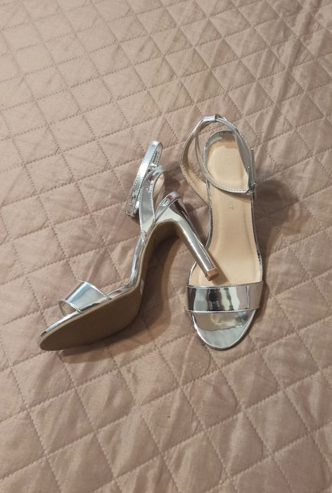 Metaliczne srebrne letnie szpilki