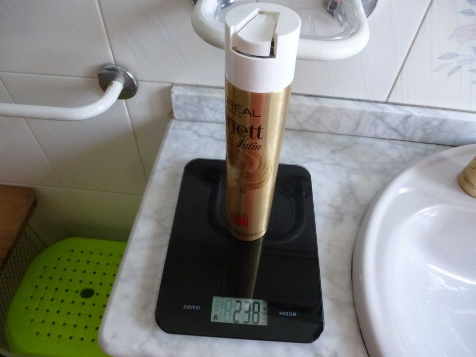 Laca para cabelo e pedra de afiar navalhas