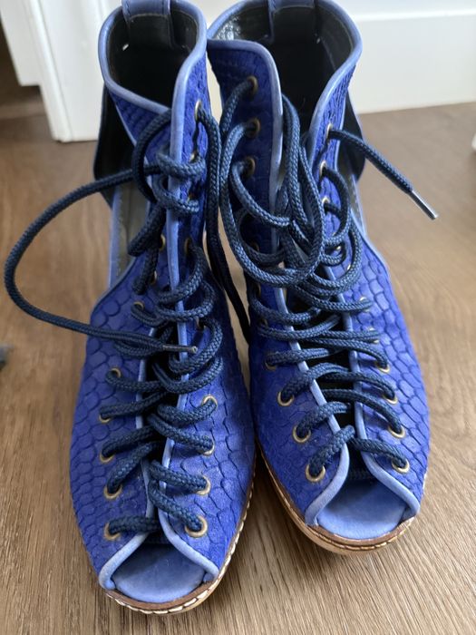 Sapatos 36 com atilhos marca zilian