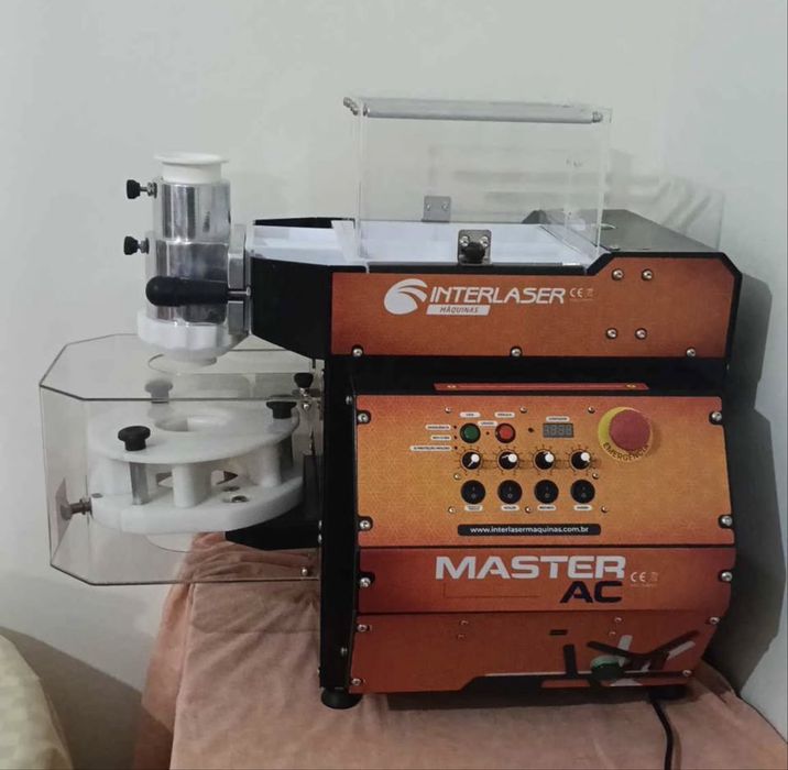 Maquina de salgados e doces, e masseira.
