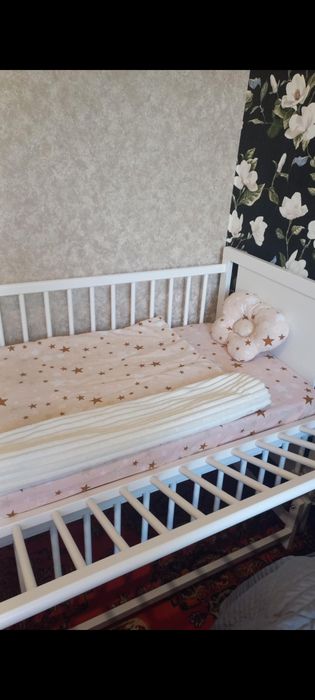дитяче ліжечко з матрацом та постіллю