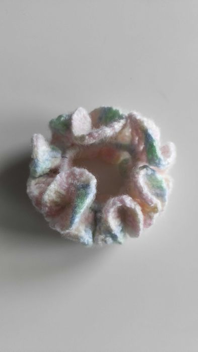 Szydełkowana pastelowa scrunchie | gumka do włosów