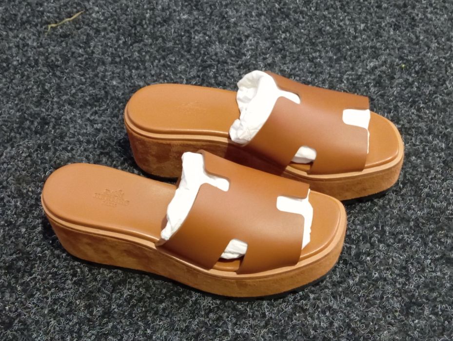 Коричневі сандалі на платформі