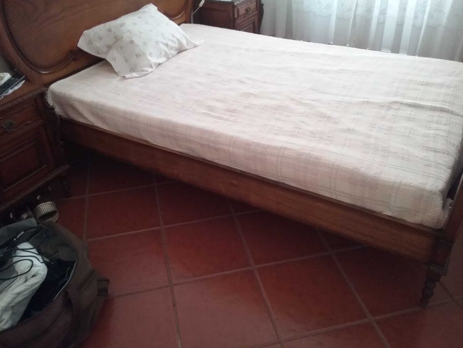 mesa de sala madeira maciça e cama de casal