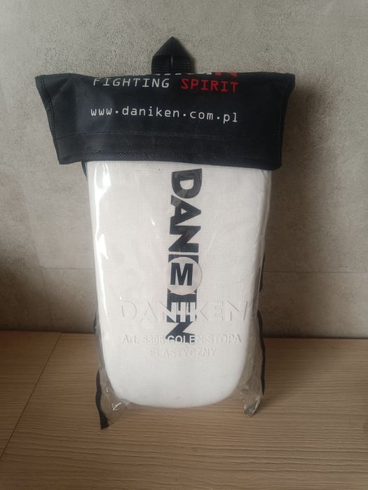 Ochraniacze do karate na golenie i stopy, nowe, nie odpakowywane.