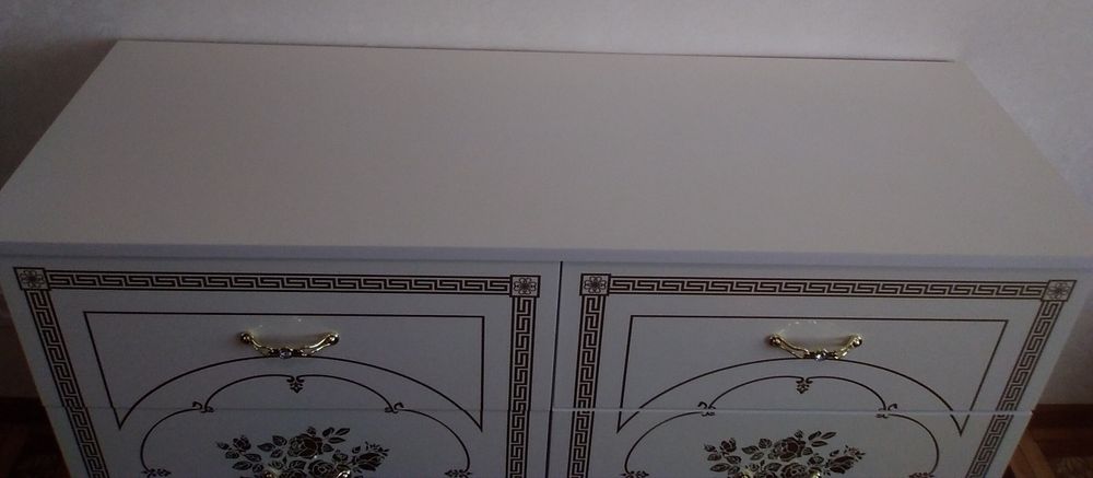 Продаётся новый комод белый полированый
