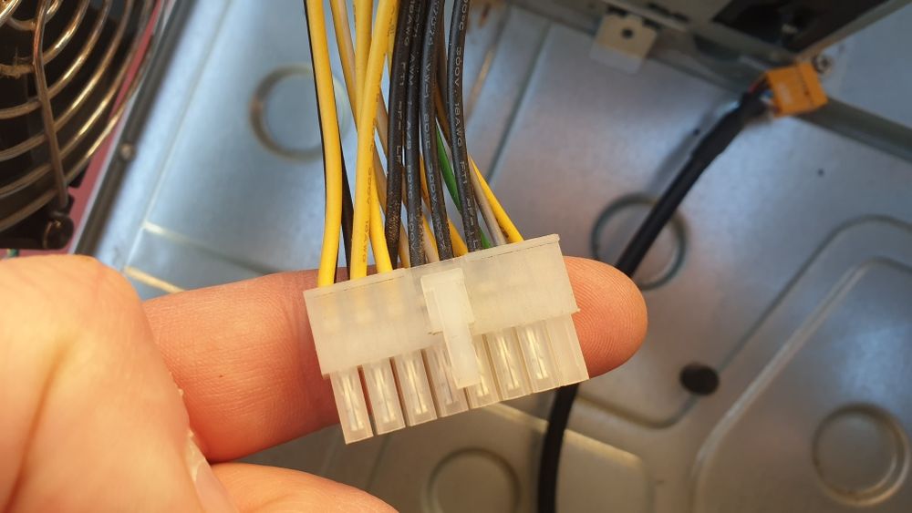 Корпус Fujitsu схоже на Esprimo P556