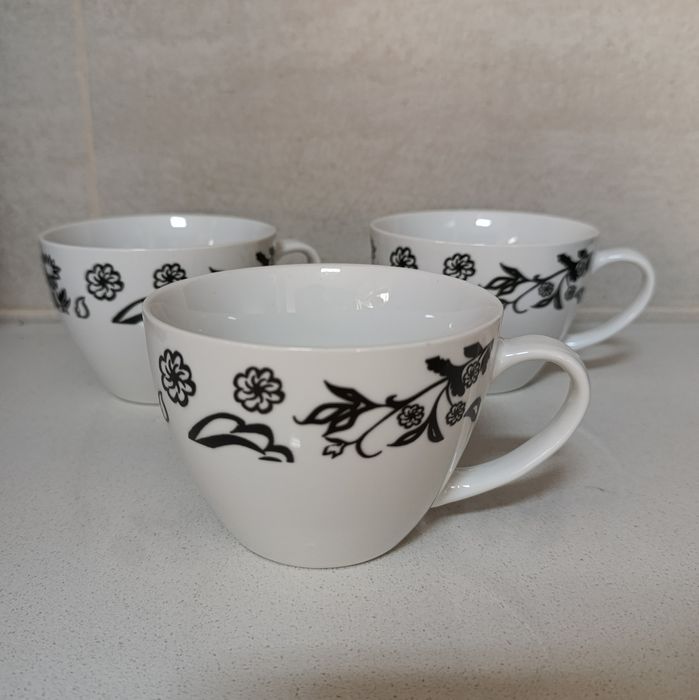 Várias chávenas e canecas