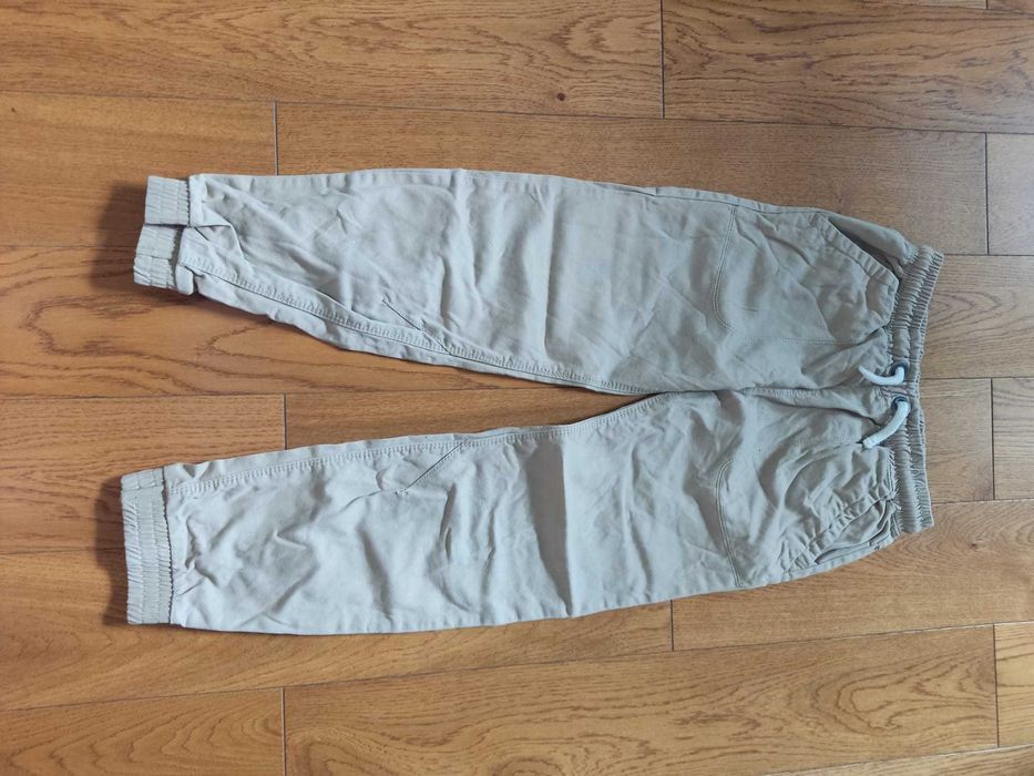 Spodnie chłopięce jogger beżowe 134