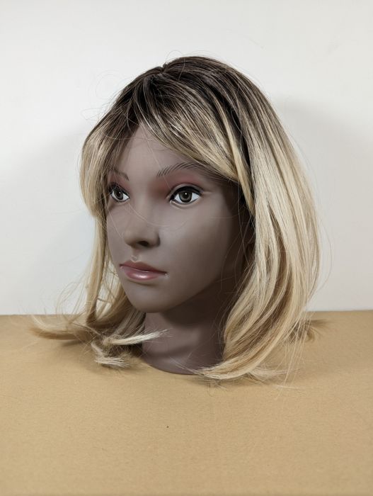 Peruka damska grzywka ombre blond pasemka ok 35 cm proste włosy
