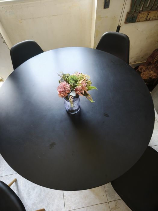 Mesa de jantar com 4 cadeiras