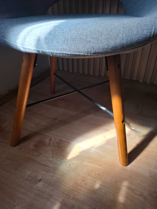 Fotel szary Jysk skandynawski okragły drewniane nóżki