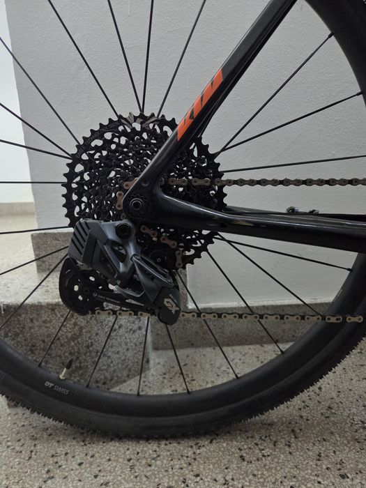 Bicicleta Gravel, KTM, Carbono, ano 2022, rodas DT swiss, Mono prato; cassete 10-50; prato pedaleiro 42 dentes,