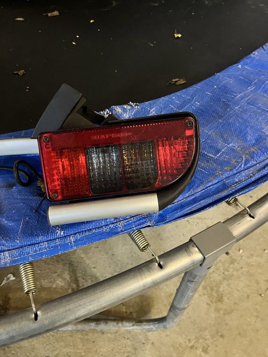 Стопи на планці з дугами для причіпа