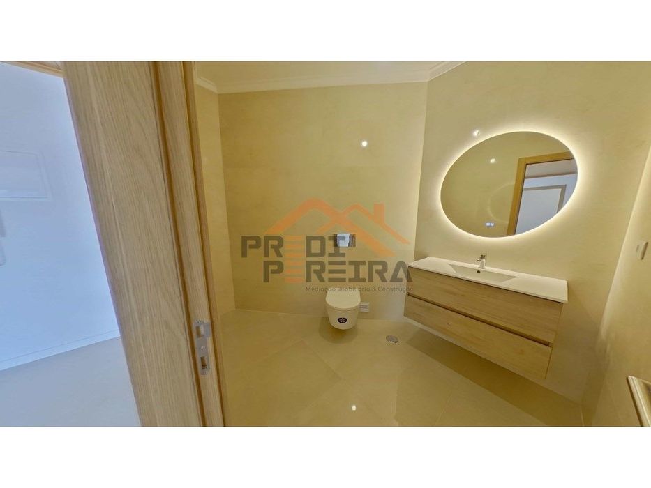 Apartamento T3 duplex remodelado, com box, situado em Casal de Cambra.