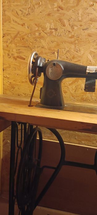 Швейна машина ножна