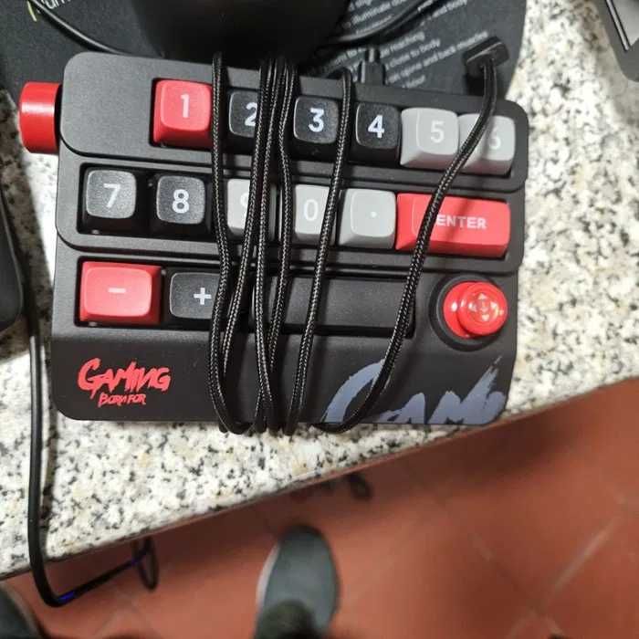1 Portatil Asus,  3 Monitores, 1 SAMSUNG Galaxy Buds2 Pro, 3 teclados