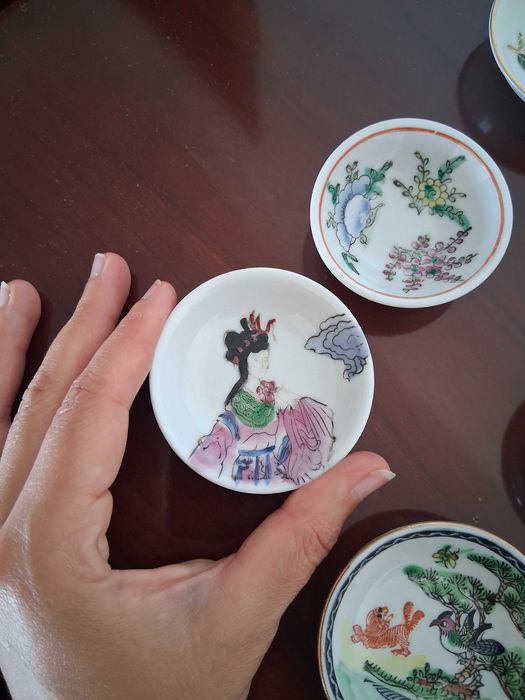 Conjunto de 30 tacinhas em porcelana oriental