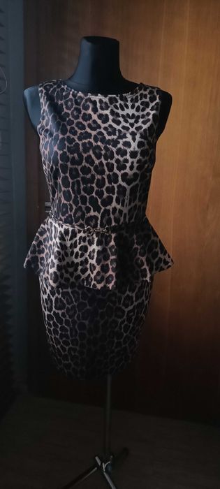 Sukienka w panterkę z baskinką Atmosphere