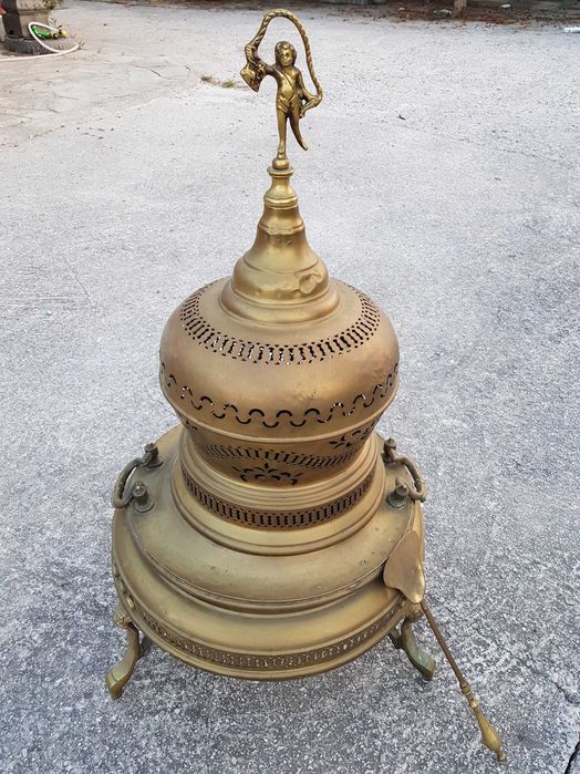 Koksownik mosiężny z pogrzebaczem.