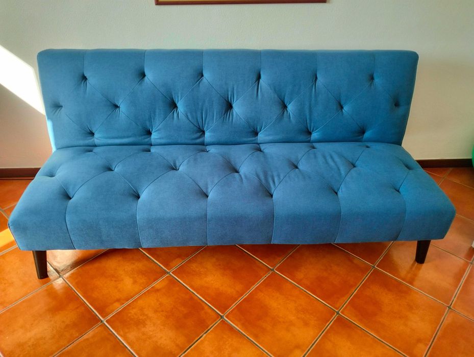 Sofá-cama azul, três lugares, semi-novo.