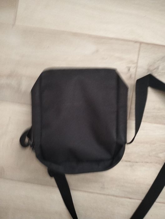 Bolsa Adidas uzada pocu