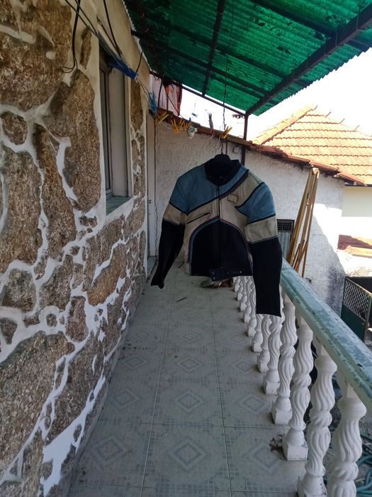 Casaco e calças de cabedal