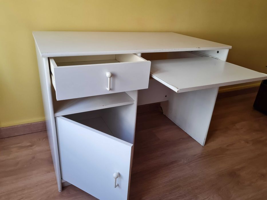 Ampla secretária em madeira lacada a branco e com muita arrumação